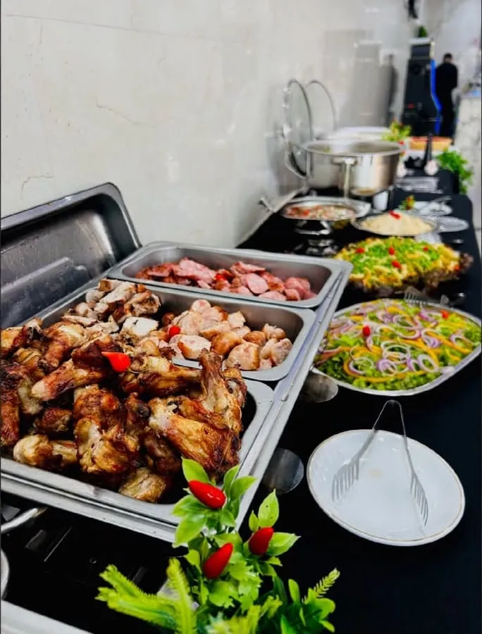 Mesa de buffet de churrasco montada pela equipe do Buffet Big House