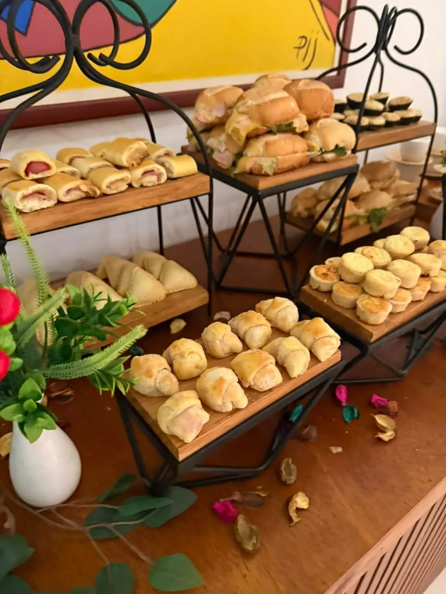 Mini salgados assados em expositores de madeira e ferro — evento corporativo do Buffet Big House