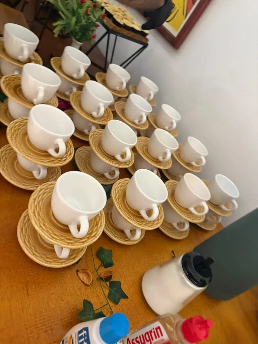 Xícaras e pires organizados para o serviço de café — evento corporativo do Buffet Big House